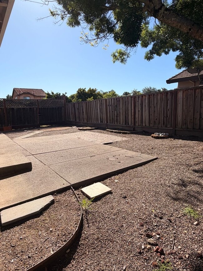 1011 Ventana Dr in Windsor, CA - Foto de edificio - Building Photo