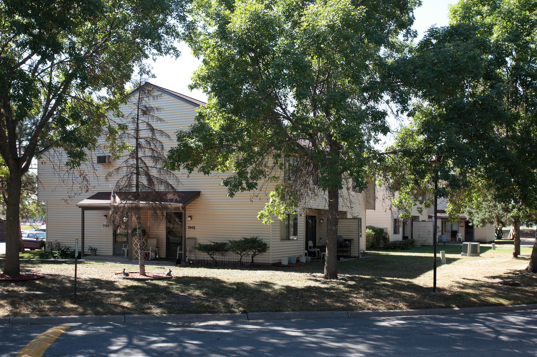 Whitney Grove Townhomes in Apple Valley, MN - Building Photo