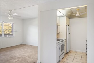 2401 Antigua Cir in Coconut Creek, FL - Foto de edificio - Building Photo