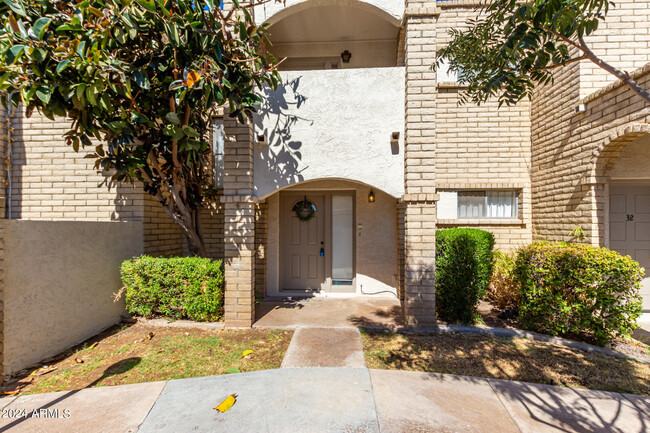 8225 N Central Ave in Phoenix, AZ - Foto de edificio - Building Photo