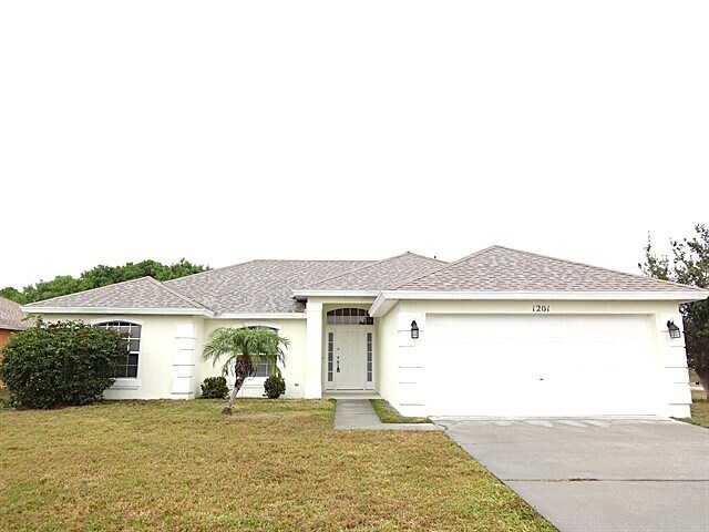 1201 SW Minyo Ave in Port St. Lucie, FL - Foto de edificio