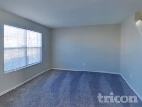 6953 W Briar Park View in New Palestine, IN - Foto de edificio - Building Photo