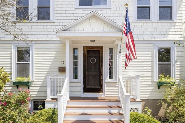 10 Eustis Ave in Newport, RI - Building Photo - Building Photo