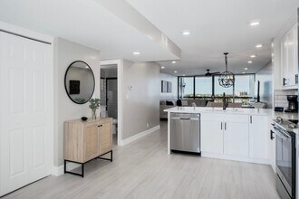 9425 Blind Pass Rd, Unit Yacht and Tennis Club in St Pete Beach, FL - Building Photo - Building Photo