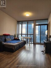 110 Charles St E in Toronto, ON - Building Photo - Building Photo