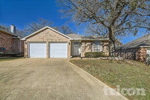 5933 Sagebrush Trail in Arlington, TX - Building Photo