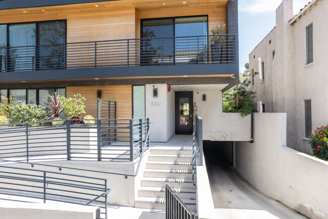 820 S Sherbourne Dr in Los Angeles, CA - Building Photo - Building Photo