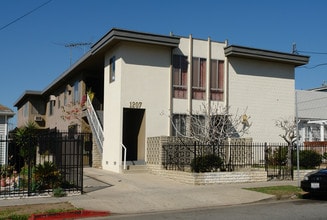 1207 N Edgemont St in Los Angeles, CA - Foto de edificio - Building Photo