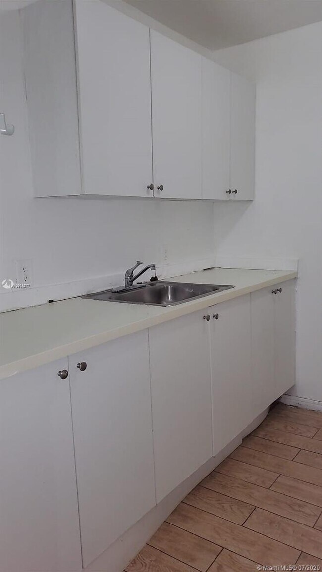 16215 NE 18th Ct-Unit -104 in North Miami Beach, FL - Building Photo - Building Photo