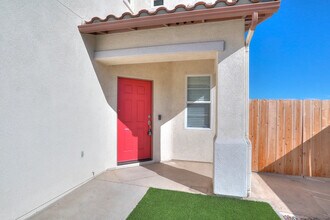 725 Vista Santo Thomas in San Diego, CA - Foto de edificio - Building Photo