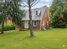 151 Collins Dr in Pittsburgh, PA - Building Photo