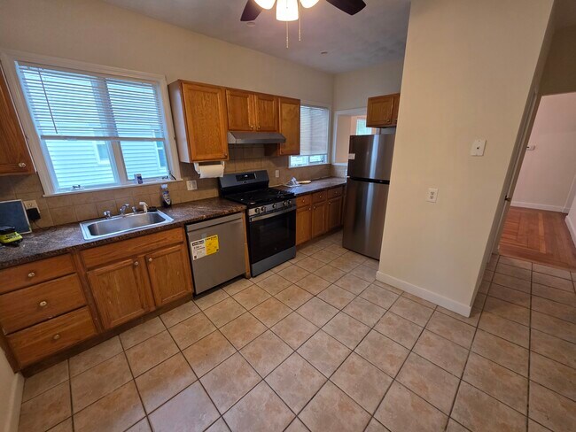 1028 Fellsway, Unit 1 in Medford, MA - Foto de edificio - Building Photo