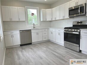 588 Livingston Ave in North Brunswick, NJ - Building Photo - Building Photo