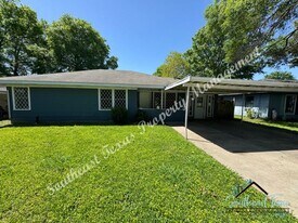 3841 Canal Ave in Groves, TX - Building Photo