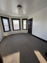 37 Eastwood Ave, Unit 2 in Waterbury, CT - Foto de edificio - Building Photo