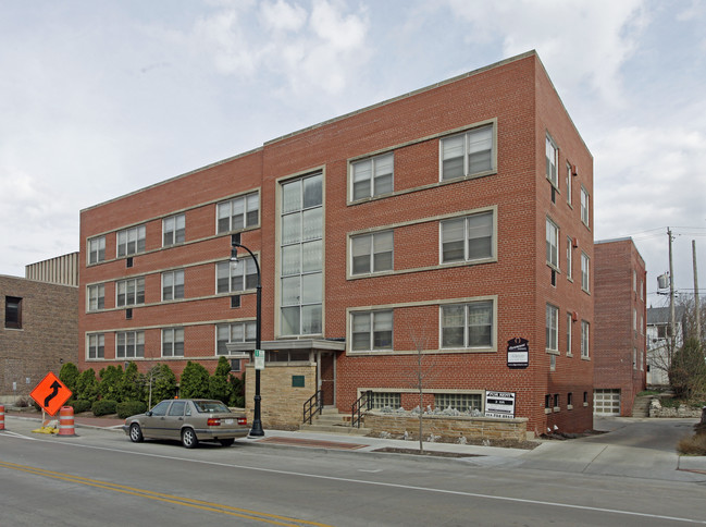 Paramount Apartments in Milwaukee, WI - Building Photo - Building Photo