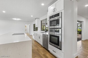 1041 N Waterway Dr in Ft. Myers, FL - Building Photo