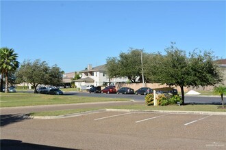 Lakes Condominiums in McAllen, TX - Foto de edificio - Building Photo