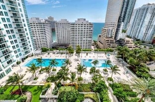 950 Brickell Bay Dr in Miami, FL - Building Photo