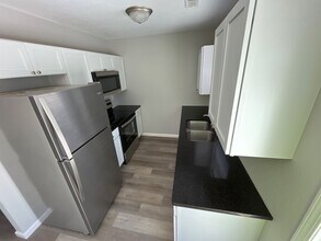 301 W 7th St in Eldon, MO - Building Photo - Building Photo