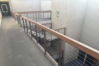 330 S Barrington Ave in Los Angeles, CA - Foto de edificio - Building Photo