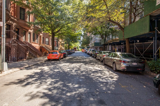 320 West 76th St in New York, NY - Foto de edificio - Building Photo