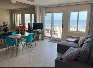 303 Atlantic Ave, Unit 402 in Virginia Beach, VA - Building Photo - Building Photo