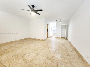 455 Golden Isles Dr in Hallandale Beach, FL - Building Photo - Building Photo