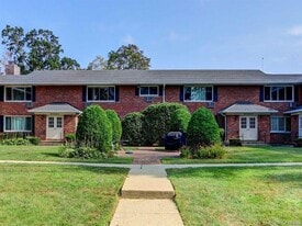 326 Edmunton Dr in Babylon, NY - Building Photo