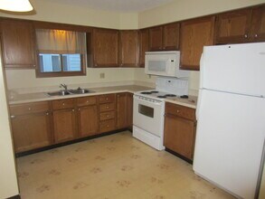 2436 Grovewood Ave in Parma, OH - Foto de edificio - Building Photo