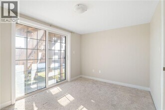 78 Monarch Woods Dr in Kitchener, ON - Building Photo - Building Photo