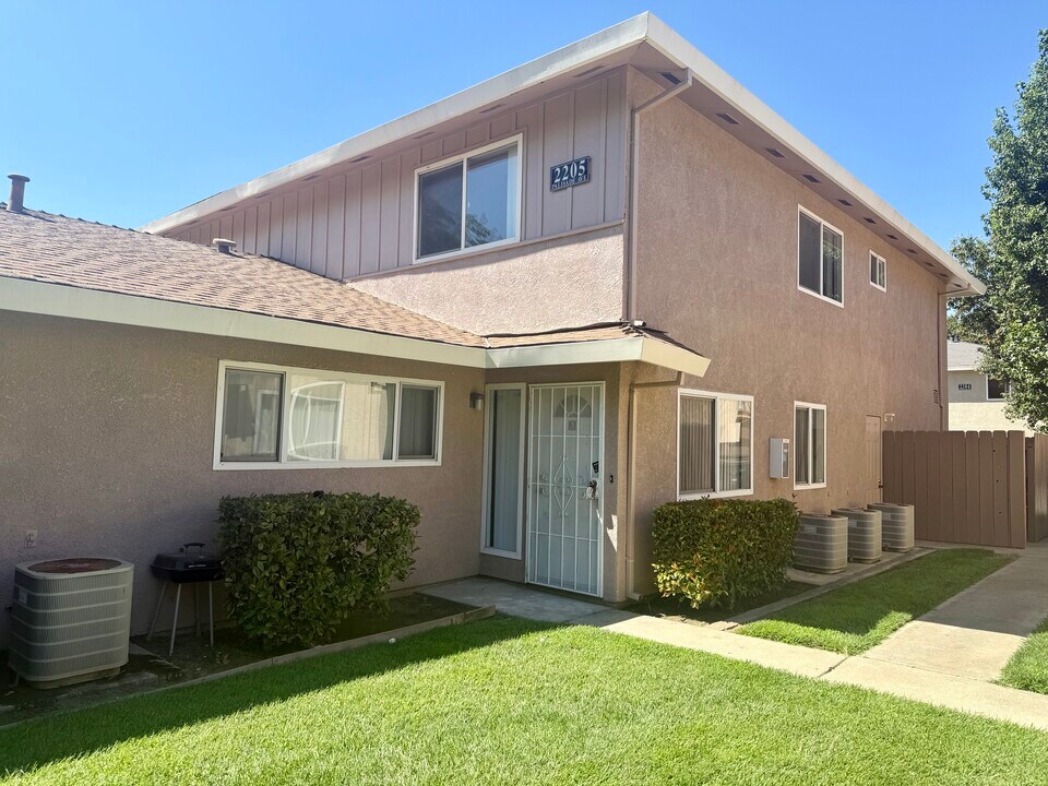 2205 Palisade Ave in Modesto, CA - Building Photo