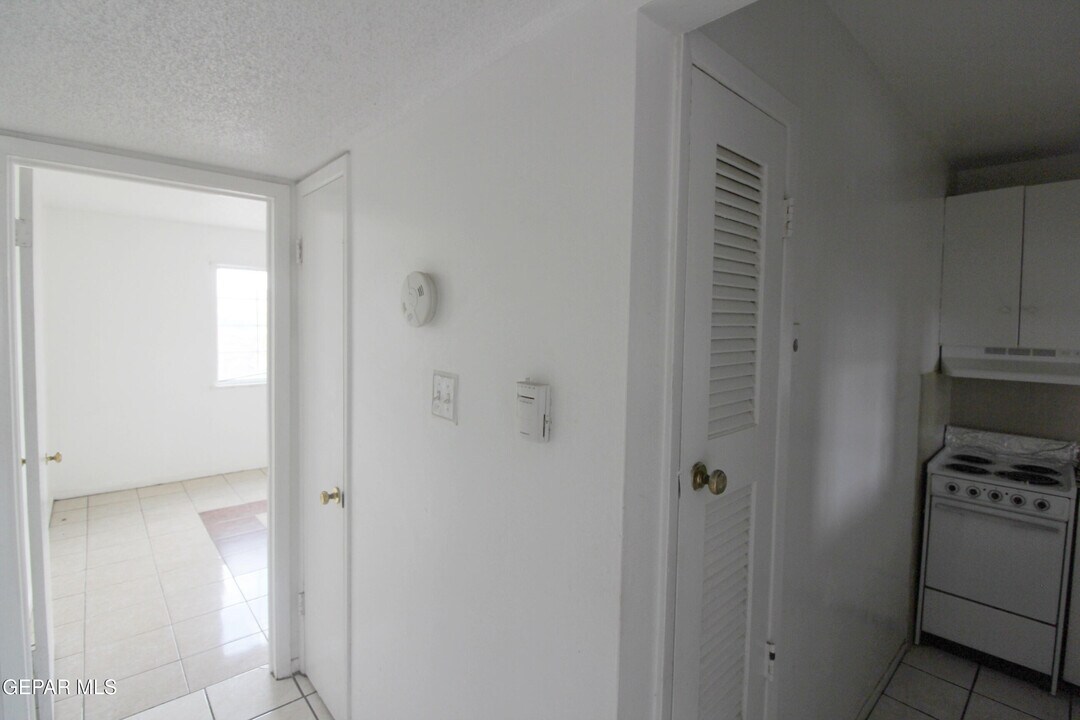 5200 Carousel Dr in El Paso, TX - Building Photo