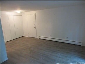 31831 Grand River Ave in Farmington, MI - Foto de edificio - Building Photo