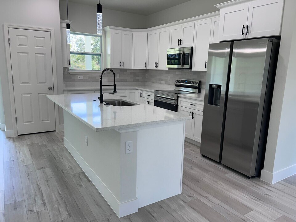 1604 W Gainsboro Ln in Citrus Springs, FL - Building Photo