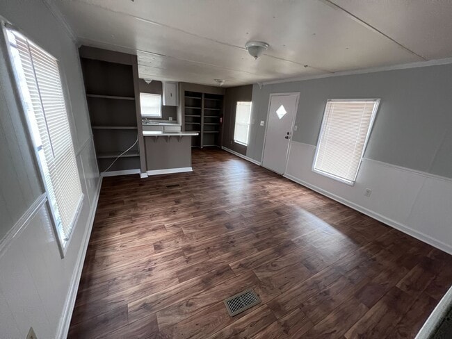 750 Silent Valley Rd in Lockhart, TX - Foto de edificio - Building Photo