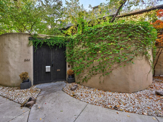 property at 844 W Altgeld St