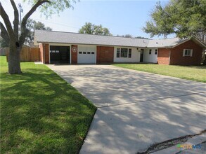 1339 Mockingbird Ln in Seguin, TX - Building Photo - Building Photo