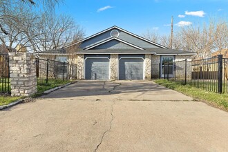 702 Peterson St in Round Rock, TX - Foto de edificio - Building Photo