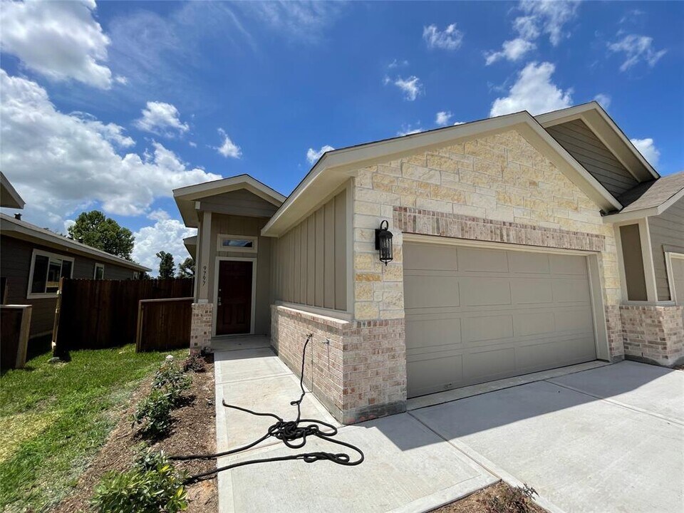 9797 Grosbeak Ln in Magnolia, TX - Building Photo