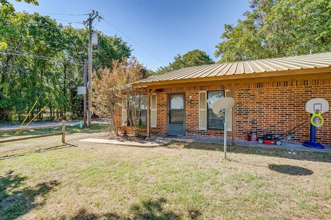 6532 Fall Creek Hwy in Granbury, TX - Building Photo - Building Photo