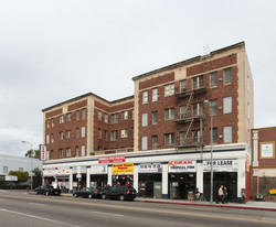 Westbridge Apartments in Los Angeles, CA - Foto de edificio - Building Photo