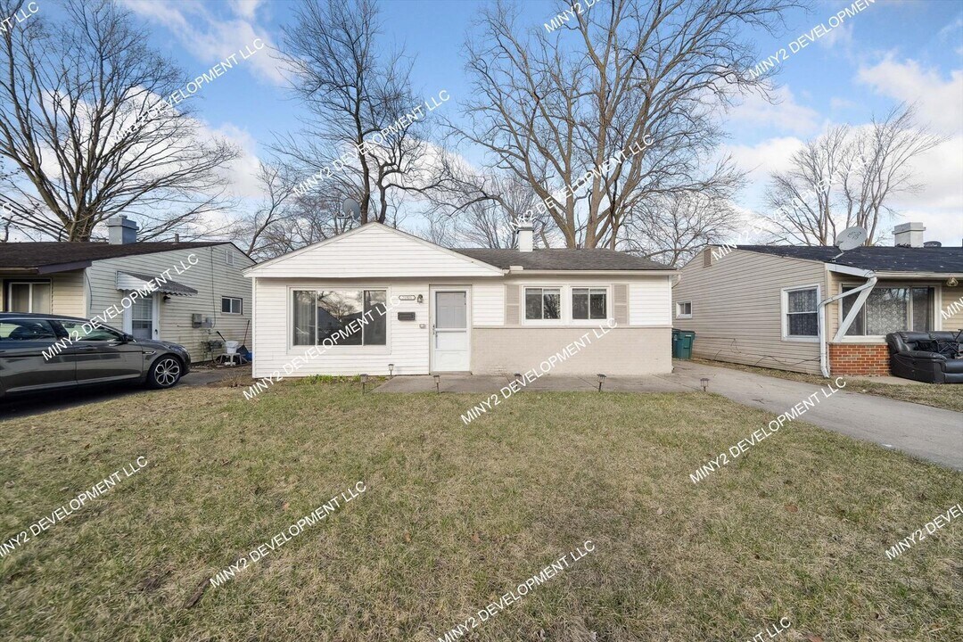 21921 Blackstone St in Oak Park, MI - Building Photo