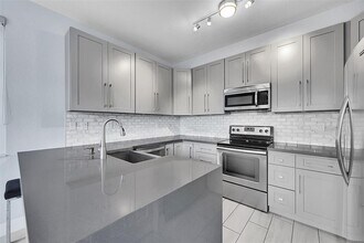 150 Jacaranda Country Club Dr, Unit 200 in Plantation, FL - Foto de edificio - Building Photo