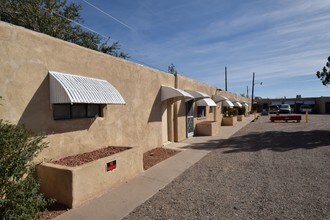 West Central RT 66 Apartments in Albuquerque, NM - Building Photo - Building Photo