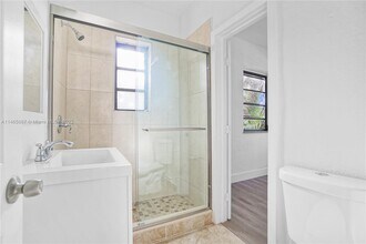 3041 NW 15th St-Unit -3041 in Miami, FL - Foto de edificio - Building Photo