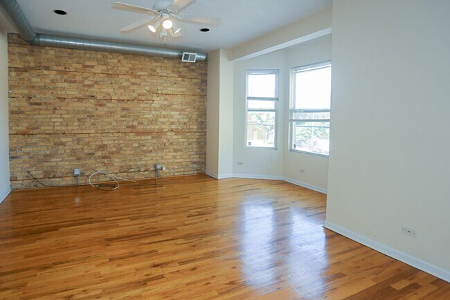 2450 N Southport Ave, Unit 2450-204 in Chicago, IL - Foto de edificio - Building Photo
