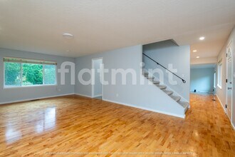 7037 NE 137th St in Kirkland, WA - Building Photo - Building Photo