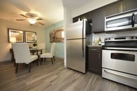 Kitchen and Dining Room - District at Hurstbourne Apartamentos in Louisville, Kentucky