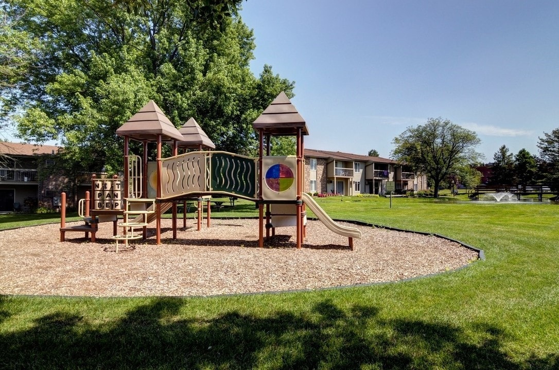 Briarbrook in Wheaton, IL - Building Photo